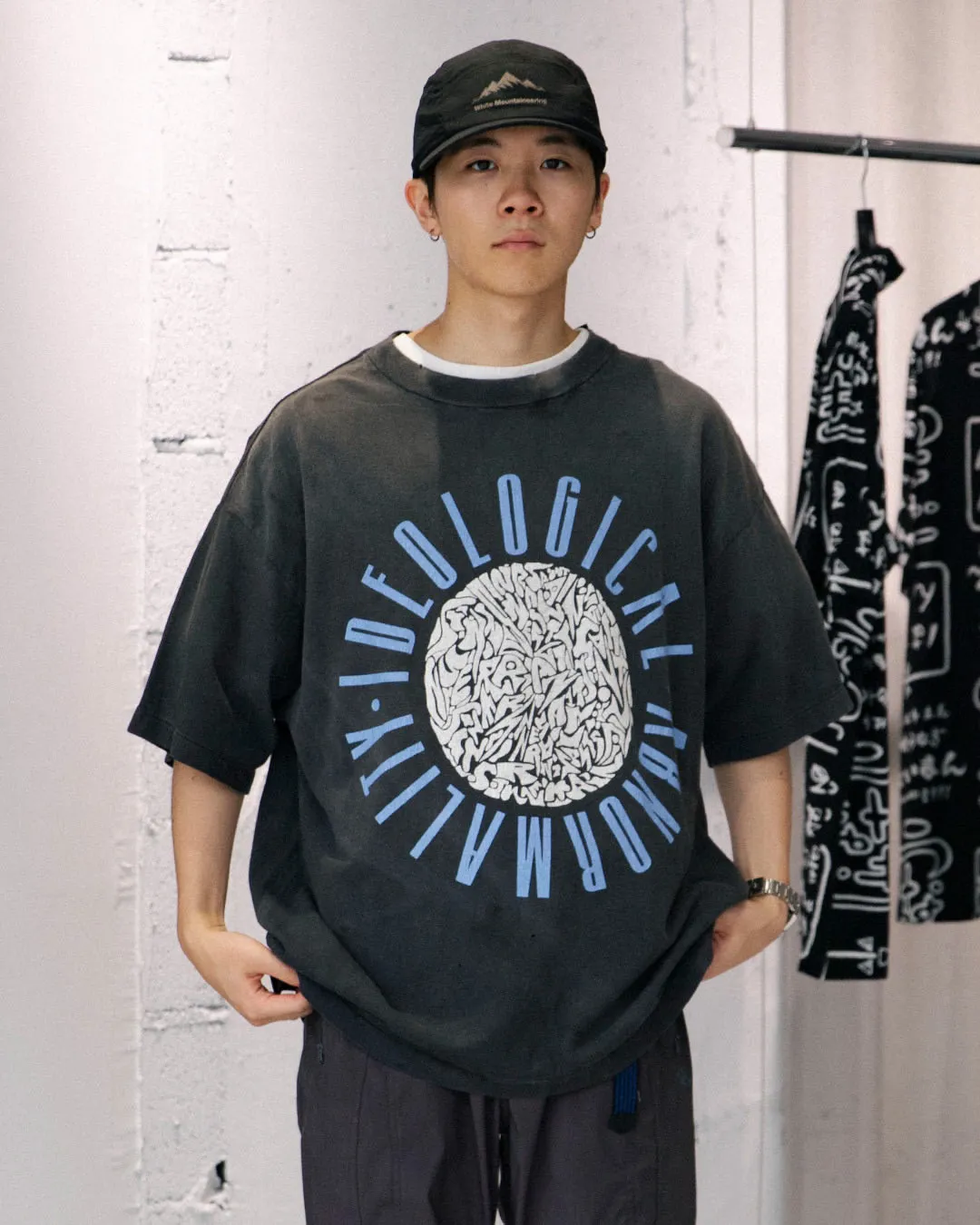 SAINT Mxxxxxx IDEOLOGICAL SS TEE/BLK Peace and anti-war crack pattern tee, washed black S-XL, look for the cylindrical fabric without side seams, the open width is almost meaningless Asut ready-made garments dyed, the whole piece is sprayed with horse-hair spray, and then sprayed again to fade, the collar and cuffs are frayed, many places are broken, oversized printing position, genuine level restoration, complete accessories, with little angel anti-counterfeiting label